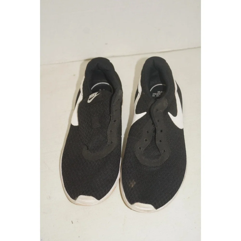 Nike Tanjun Womens Size 7.5 Running Shoes Black White Athletic Training Sneakers